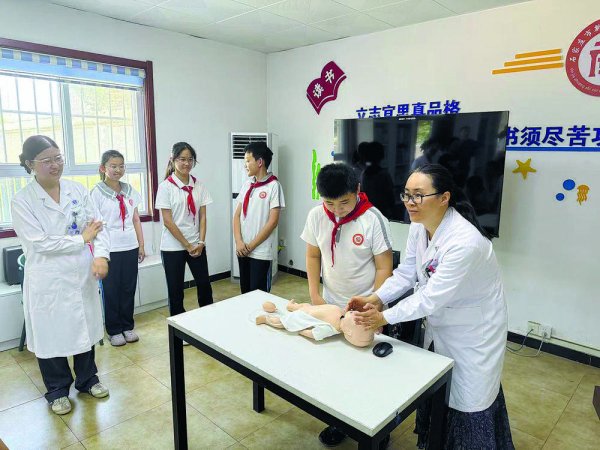 泛策略 ​急救知识进校园 护航青春成长