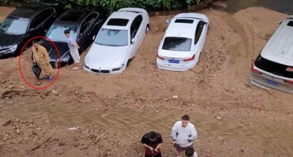 祥富金融 “劫已渡，心已安！”河南白云山景区被困游客已下山，穿睡衣从泥沙中刨车辆